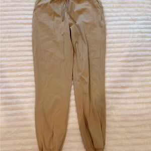Lululemon women’s Tan joggers Pants